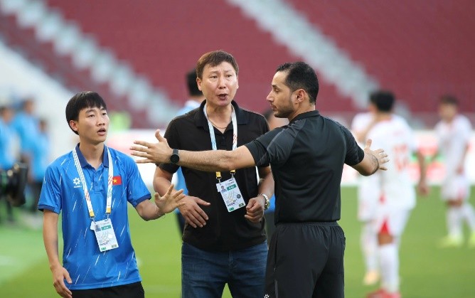 Trọng tài ban đầu đã quyết định khước từ bàn nâng tỷ số lên 2-1 của U22 Việt Nam.