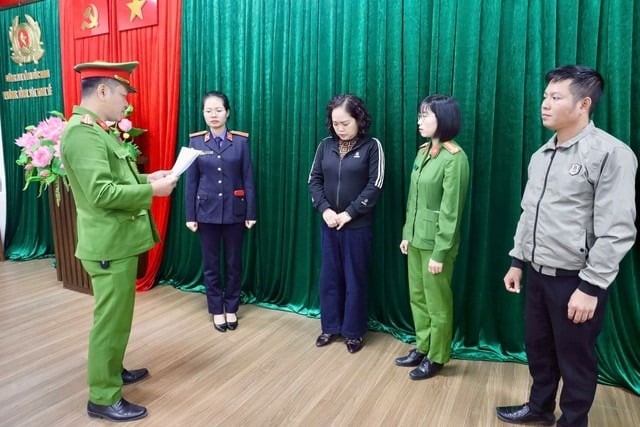 Theo điều tra, đại diện Công ty H đã thỏa thuận và hai lần, vào ngày 28 và 30/9/2024, đưa cho bà Hoa và bà Phương tổng cộng 4,3 tỷ đồng.