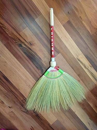 Chổi lẫn bụi bẩn vi khuẩn không nên đặt ngay trước cửa nhà