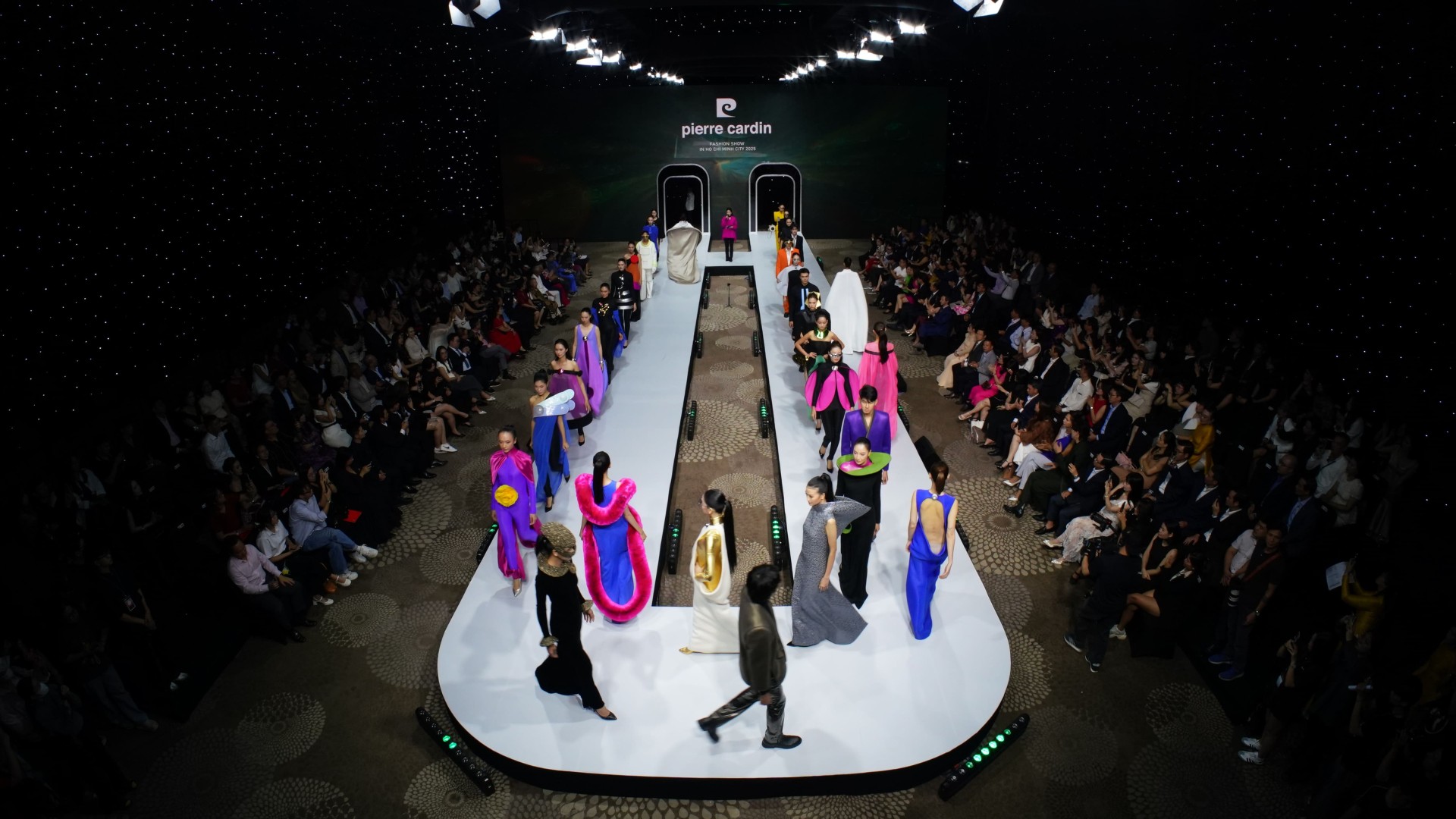 Không gian sàn diễn (2)