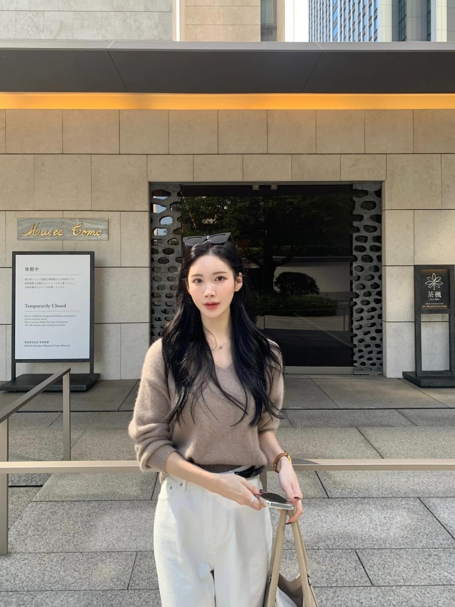 Áo cổ chữ V luôn nằm trong danh sách những món đồ dễ tôn dáng nhất. 