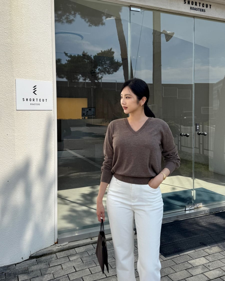 Áo lửng – dù là dạng crop nhẹ hay dài đến ngang hông – luôn giúp định hình lại điểm nhấn cơ thể theo tỉ lệ 2:3,