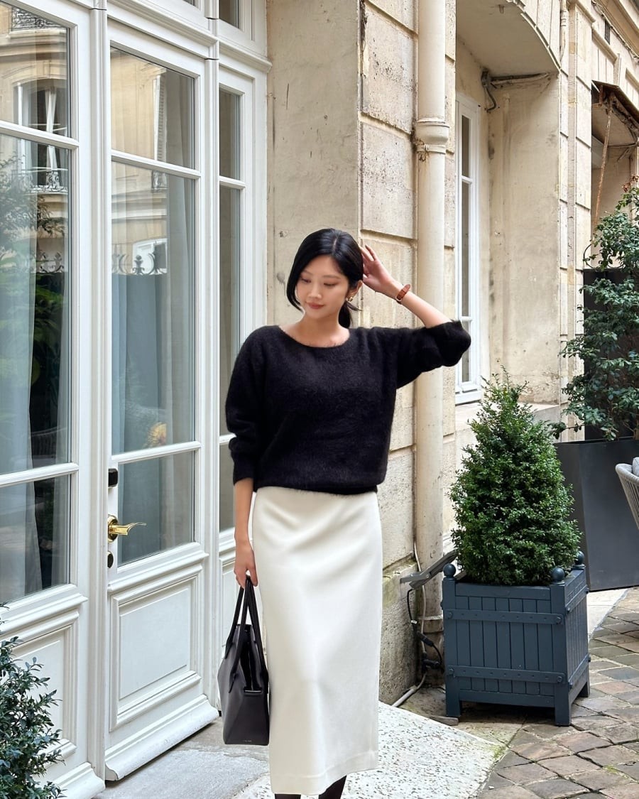 Không cần quá cầu kỳ, những chiếc áo tối màu luôn mang đến khả năng “thu gọn” cơ thể rất hiệu quả.