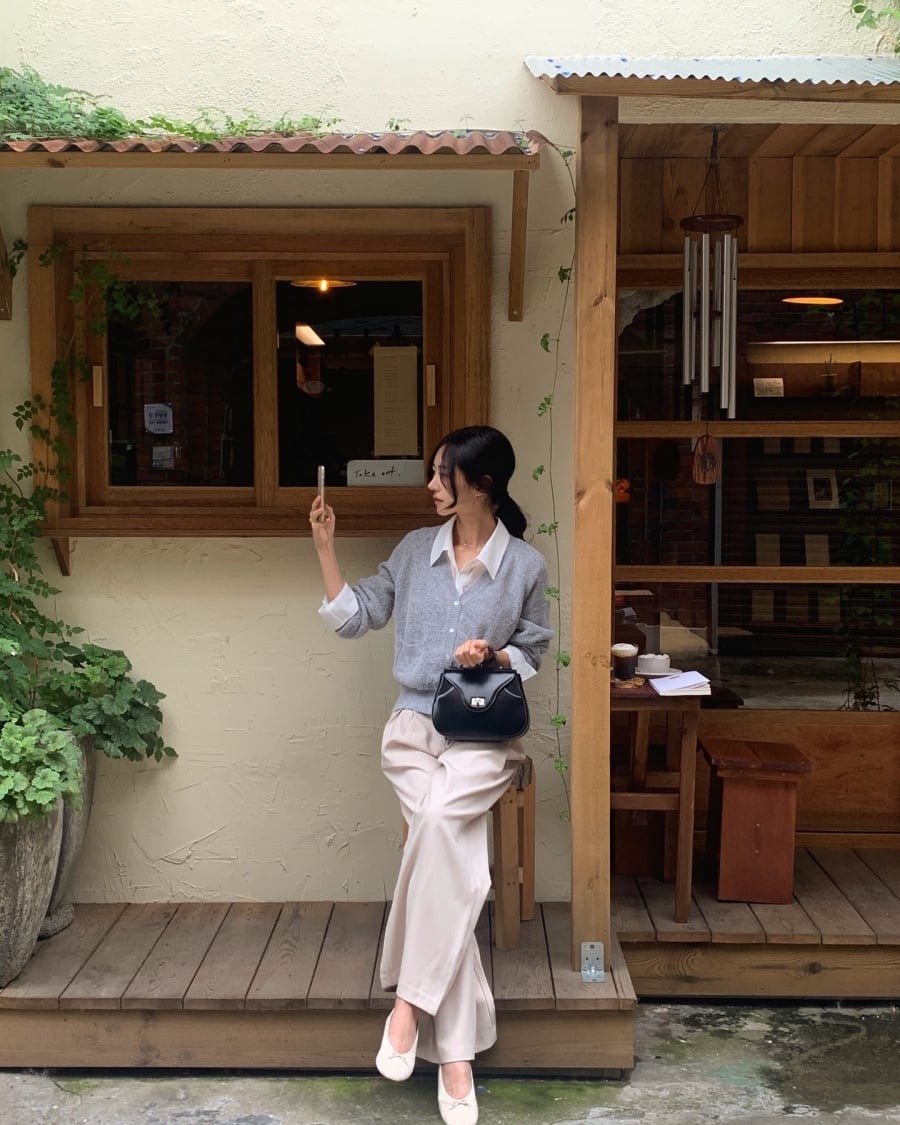 Cardigan luôn là món đồ “cứu cánh” trong mùa đông nhờ khả năng tạo độ mềm mại cho trang phục và dễ dàng điều chỉnh tỷ lệ cơ thể.