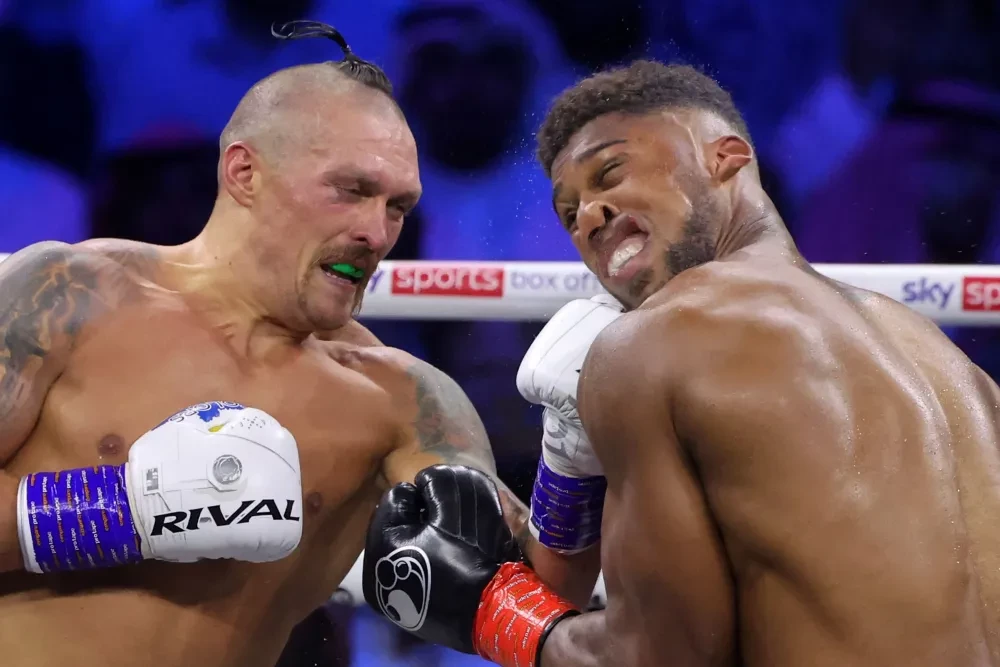 Oleksandr Usyk và Anthony Joshua trong một trận đấu