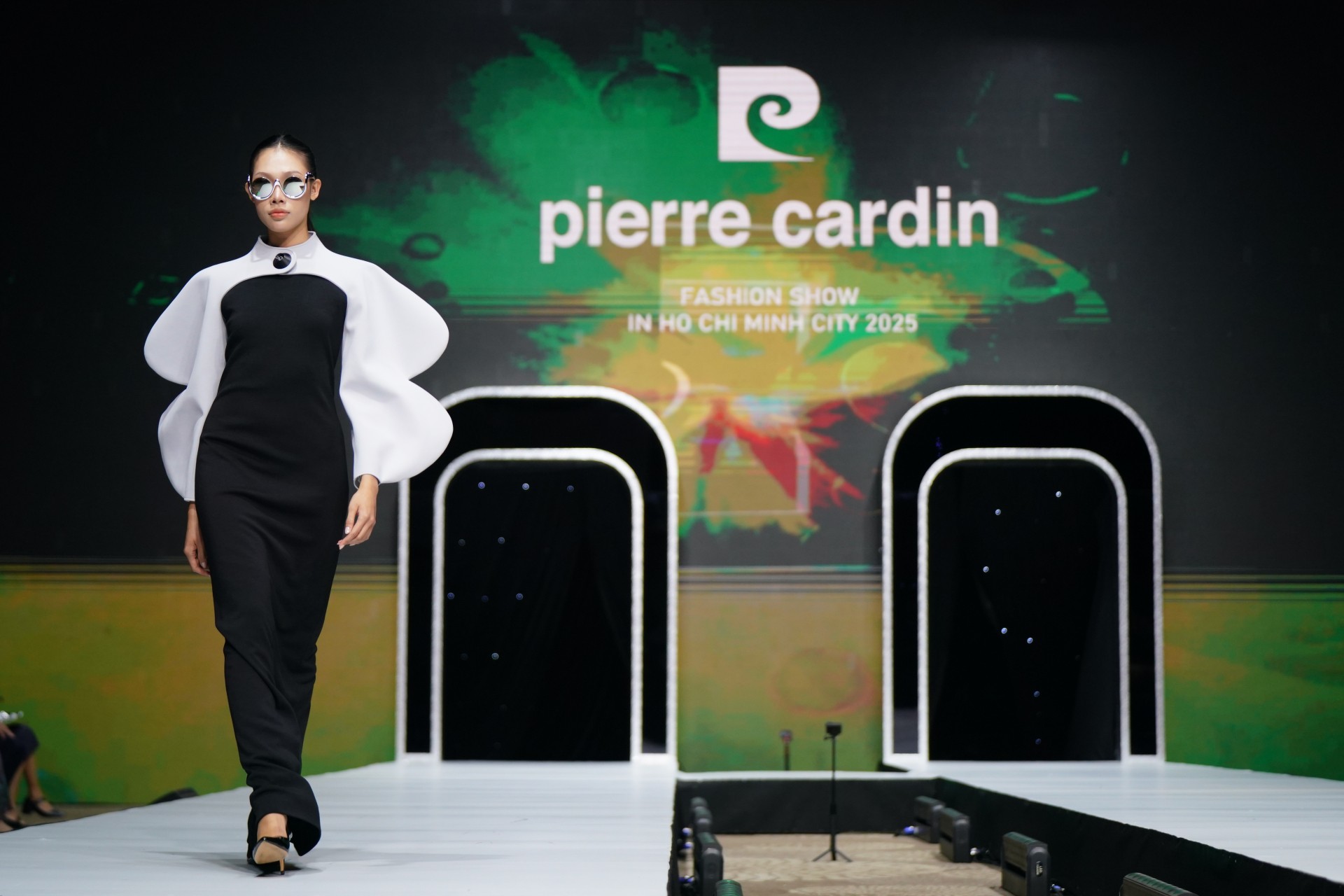 Trang phục ấn tượng tại Pierre Cardin Fashion Show 2025 (12)