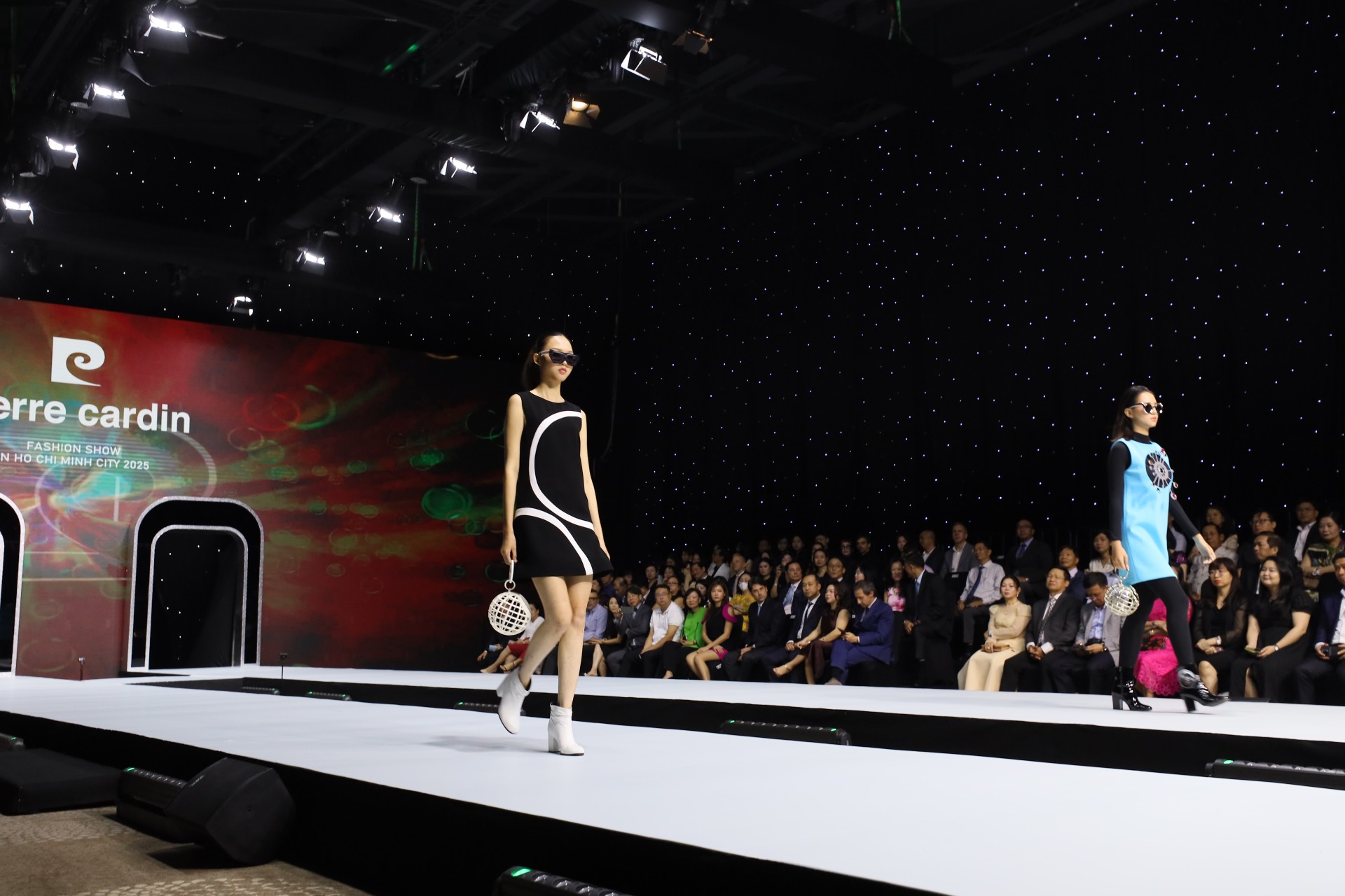 Trang phục ấn tượng tại Pierre Cardin Fashion Show 2025