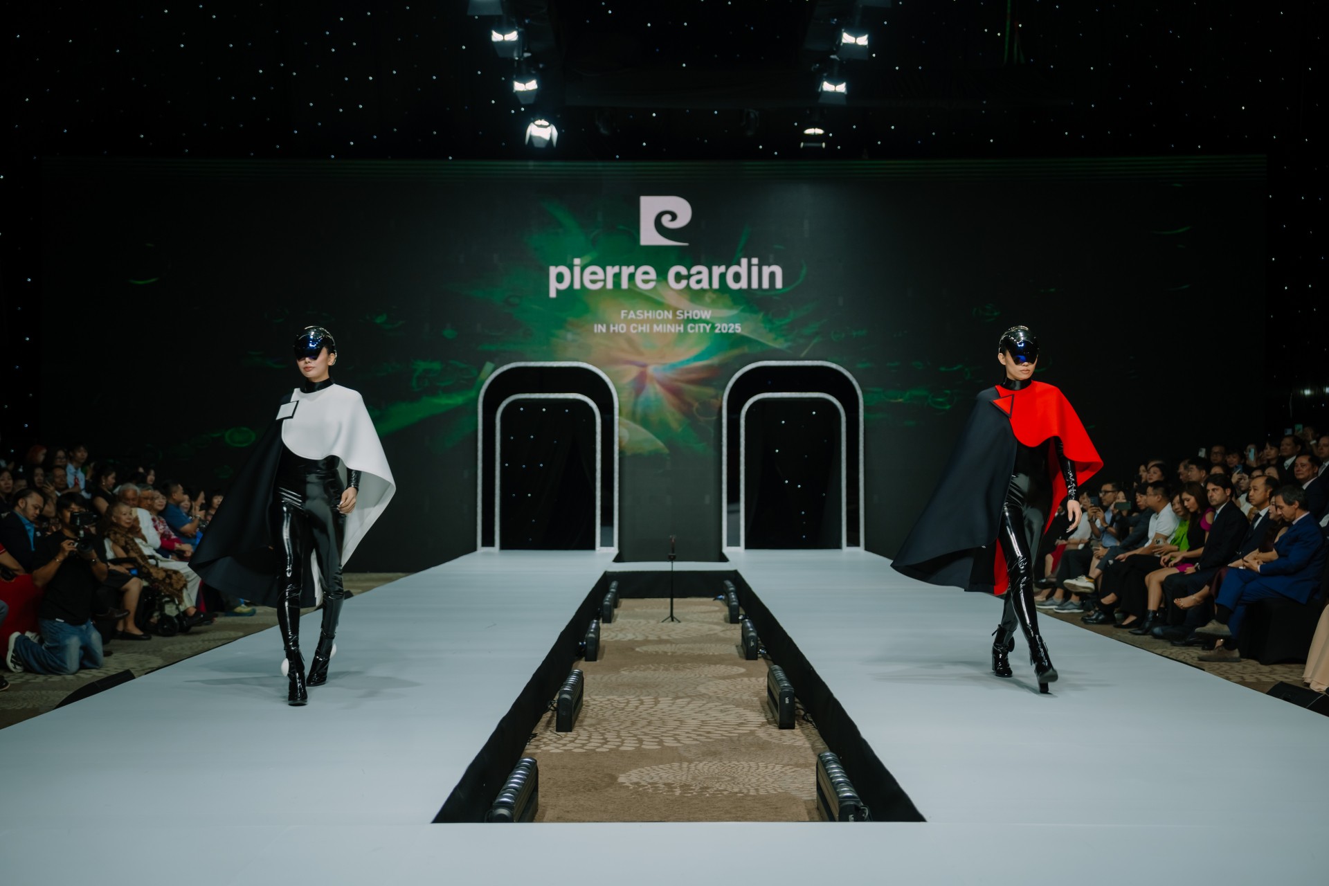 Trang phục ấn tượng tại Pierre Cardin Fashion Show 2025 (7)