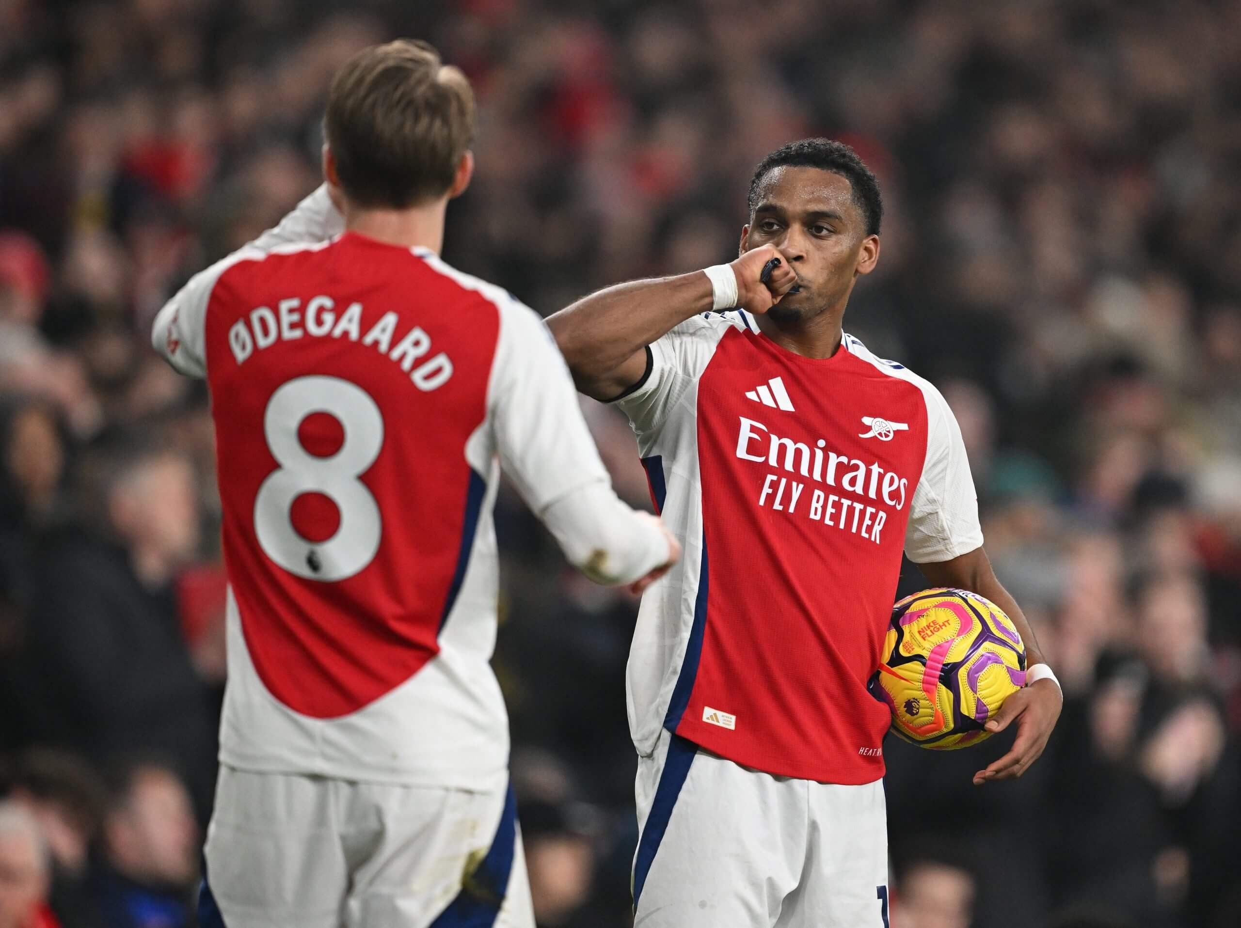 Các cầu thủ Arsenal sử dụng Gel năng lượng