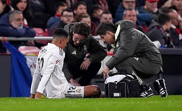 Trent Alexander-Arnold dính chấn thương ở trận đấu với Athletic Bilbao.