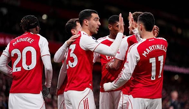 Arsenal thắng dễ Brentford trên sân nhà Emirates.