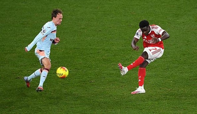Bukayo Saka ấn định chiến thắng 2-0 cho Arsenal.