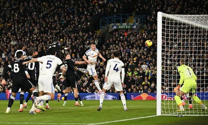 Chelsea thi đấu bạc nhược trước Leeds.