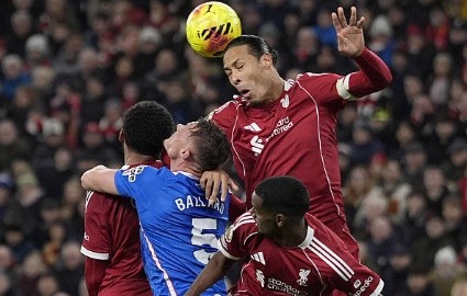 Van Dijk một lần nữa gây thất vọng.