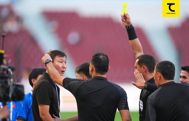 HLV Kim Sang-sik nhận thẻ vàng vì tranh cãi với trọng tài. Ảnh: Think Curve