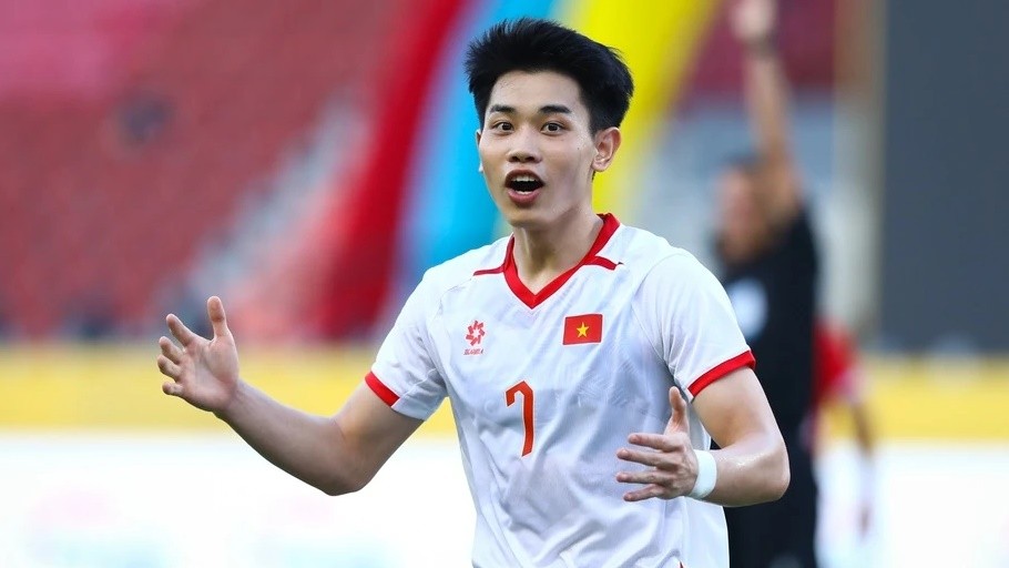 Phản ứng của Đình Bắc khi trọng tài quyết định ''bẽ còi''.