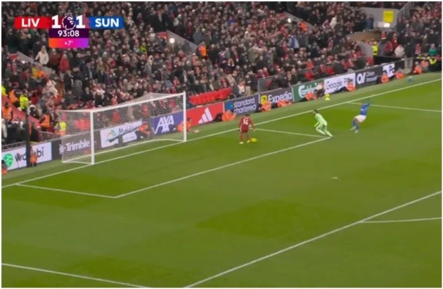 Pha bóng của Chiesa giúp Liverpool thoát thua.