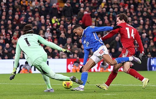 Federico Chiesa lùi về cứu  Liverpool khỏi một bàn thua.