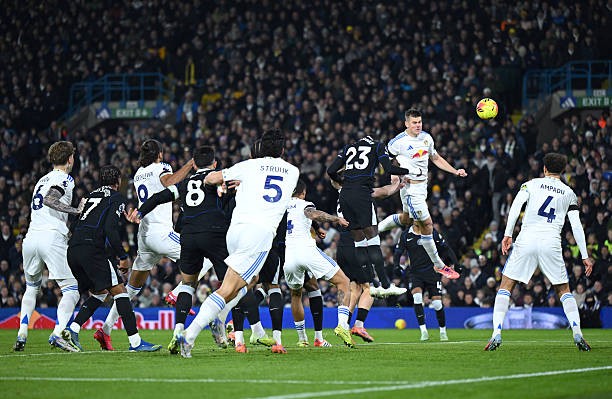 Hàng phòng ngự Chelsea bộc lộ nhiều sơ hở. 