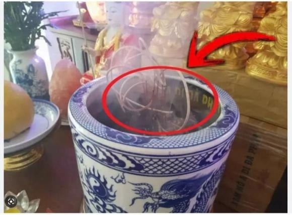 Một nén hương cháy trọn vẹn từ đầu đến cuối, không lệch, không tắt là biểu hiện của sự thuận hòa.