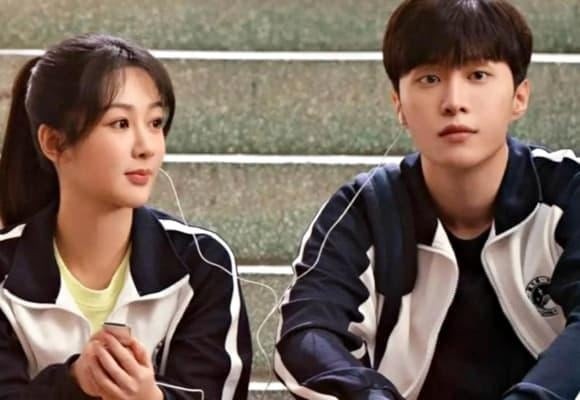 Ở tuổi trẻ đẹp nhất, từ 16 đến 22, các cô gái bước vào đời với những giấc mơ và rung động đầu đời. 