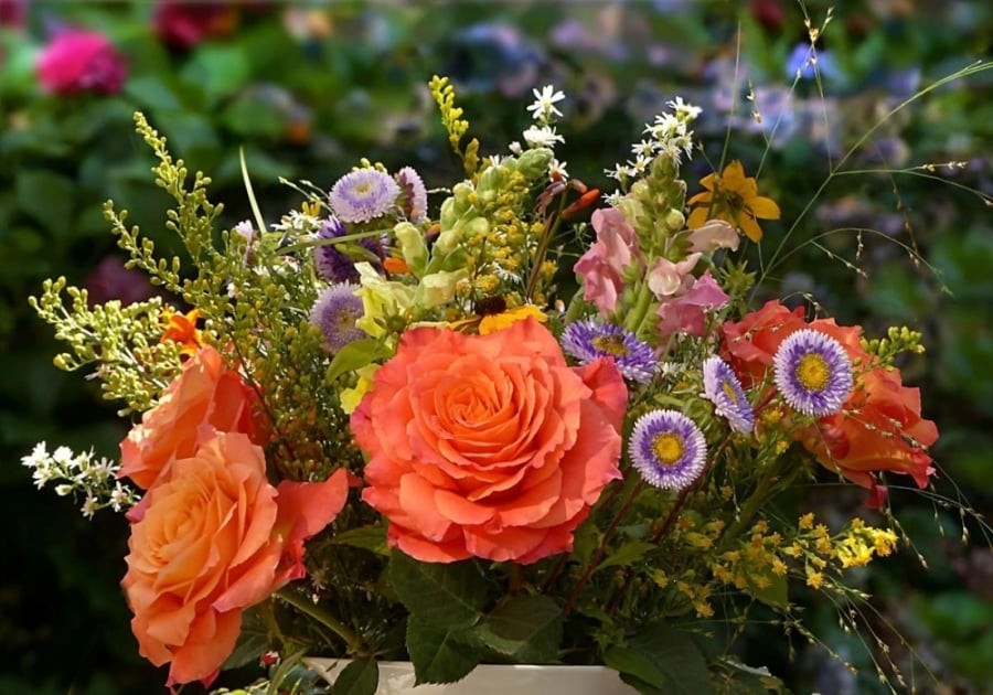 Người lãnh đạo cắm hoa có màu vàng là cực thịnh