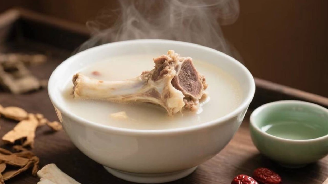 Sử dụng nước hầm xương đúng cách sẽ giúp tăng cường collagen, chống lão hóa.