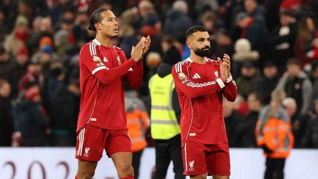 Virgil Van Dijk thừa nhận việc Mohamed Salah ngồi dự bị là điều bình thường.