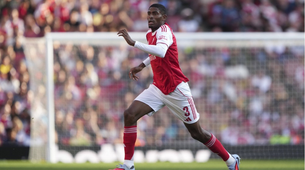 Mosquera đóng góp không nhỏ vào hàng phòng ngự vững chãi của Arsenal