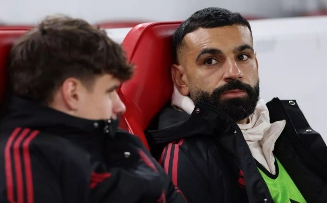 Salah ngồi trên băng ghế dự bị Liverpool.