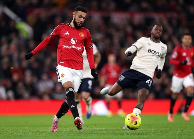 Mazraoui hoàn toàn có thể đá trung vệ lệch phải.