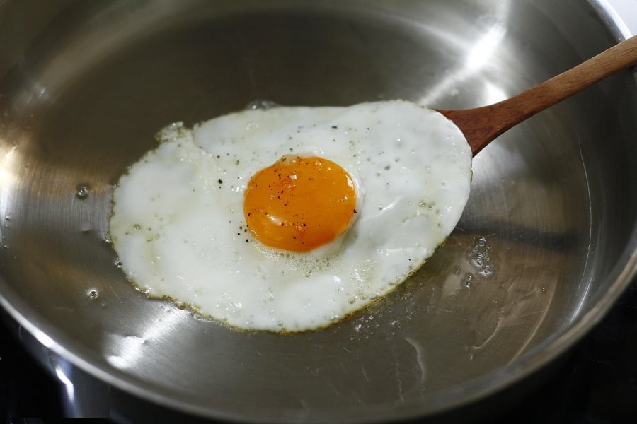  Còn khi rán trứng, chảo nhỏ sẽ giúp kiểm soát nhiệt tốt hơn, hạn chế trứng bị cháy hoặc chín lẹm.