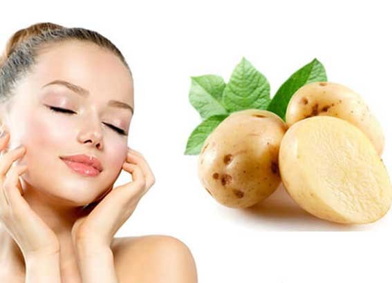 Khoai tây là loại củ giàu nước và chứa vitamin B6 cùng kali, những thành phần hỗ trợ làm mềm các vùng da khô, sần và giúp phục hồi hàng rào ẩm.