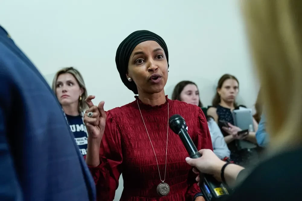 Nữ nghị sĩ Ilhan Omar tại phiên điều trần của Quốc hội Mỹ