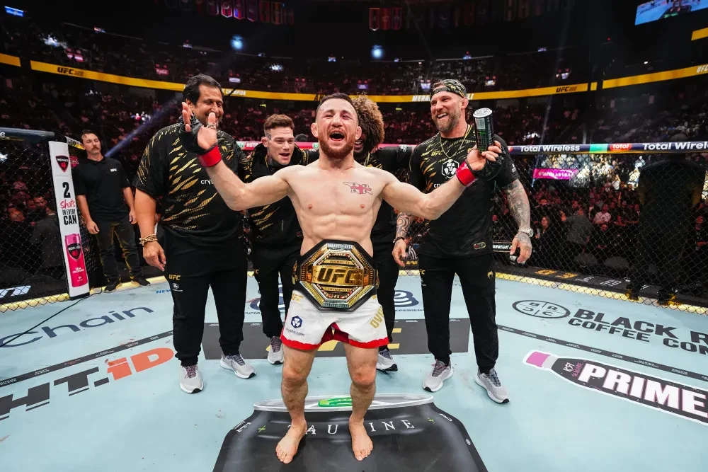 Merab Dvalishvili ăn mừng chiến thắng trước Cory Sandhagen tại UFC 320.