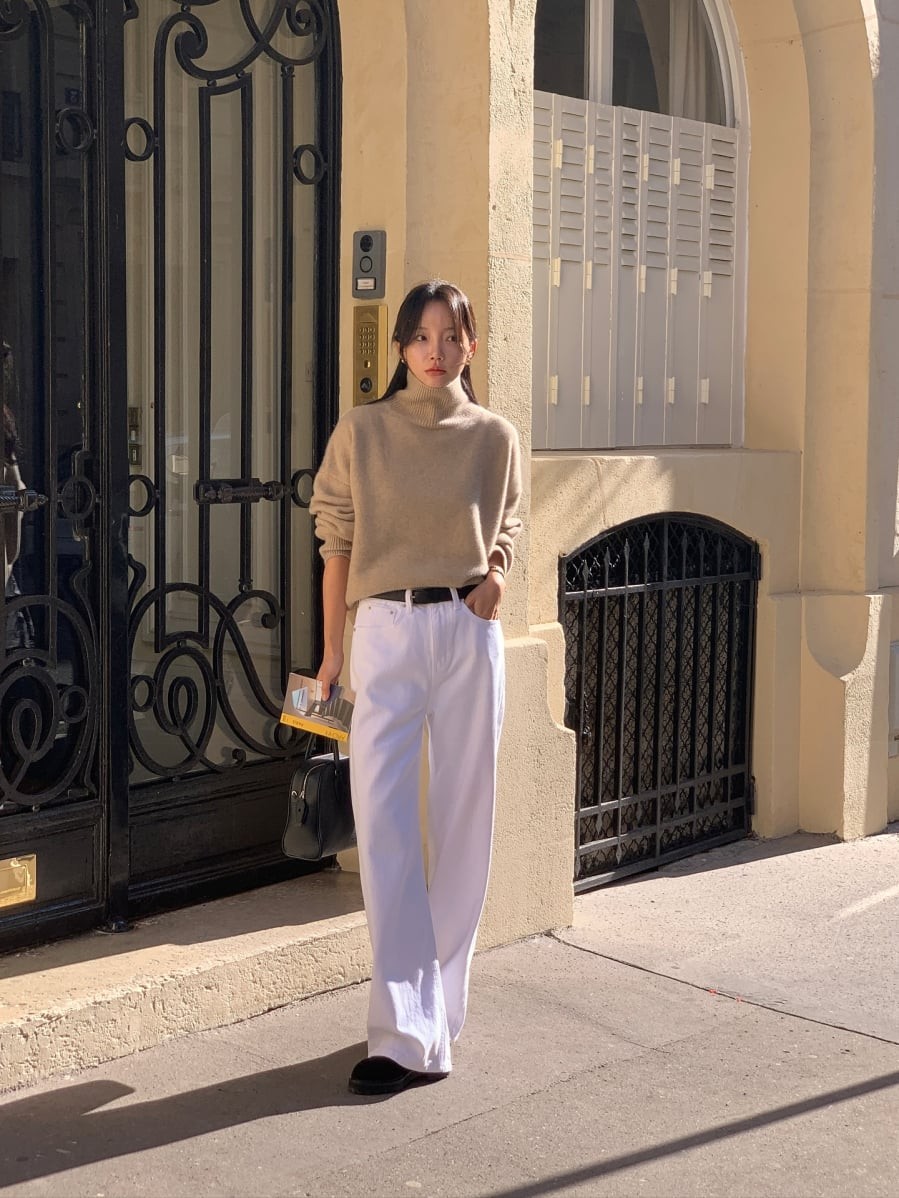 Màu trắng mang đến cảm giác tươi sáng, tạo hiệu ứng thanh lịch và giúp tổng thể trang phục nổi bật hơn