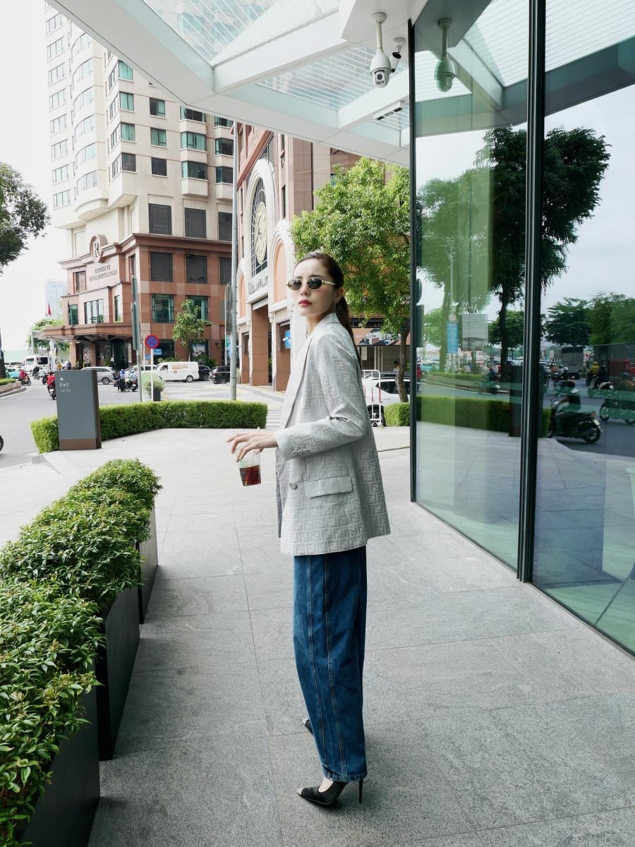 Quần jeans ống suông được yêu thích bởi phần ống rộng từ trên xuống dưới, mang lại sự thoải mái tối đa mà vẫn tôn dáng tự nhiên. 