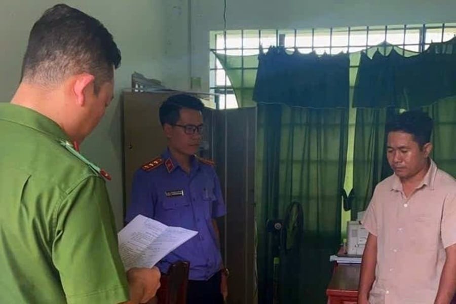 Sáng 6/12, Cơ quan CSĐT Công an tỉnh Lâm Đồng đã bắt khẩn cấp Ức Kim Khoan (công chức Ủy ban MTTQ Việt Nam xã Phan Sơn, huyện Bắc Bình) để điều tra hành vi chiếm đoạt tài sản liên quan khoản tiền hỗ trợ khắc phục hậu quả mưa lũ trên địa bàn.