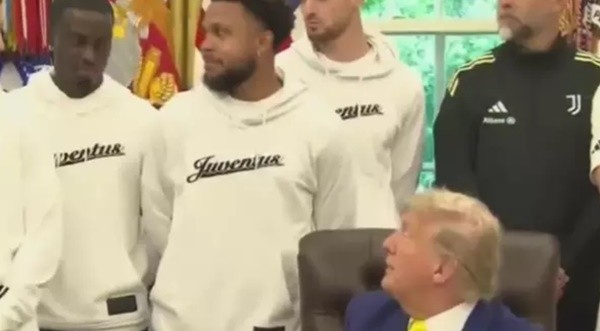 Tổng thống Mỹ khiến các cầu thủ Juve ngượng ngùng. 