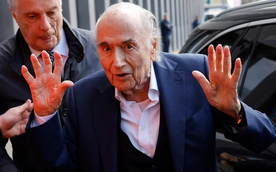 Cựu chủ tịch Sepp Blater ngã ngựa