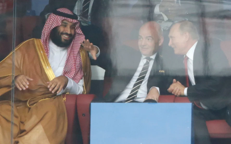 Infantino cùng hoàng tử Mohammed bin Salman và tổng thống Nga Putin (right) tại World Cup 2018