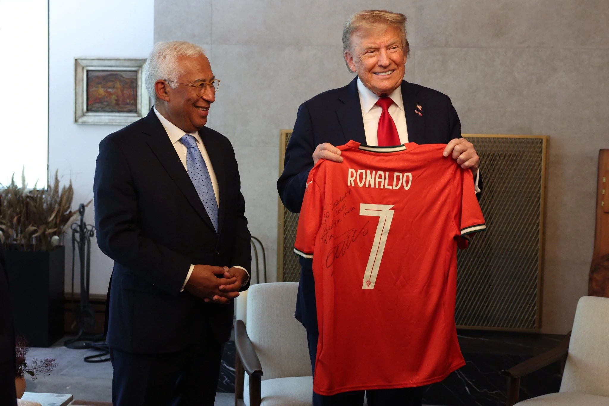 Tổng thống Trump và chiếc áo có hình chữ kí của CR7