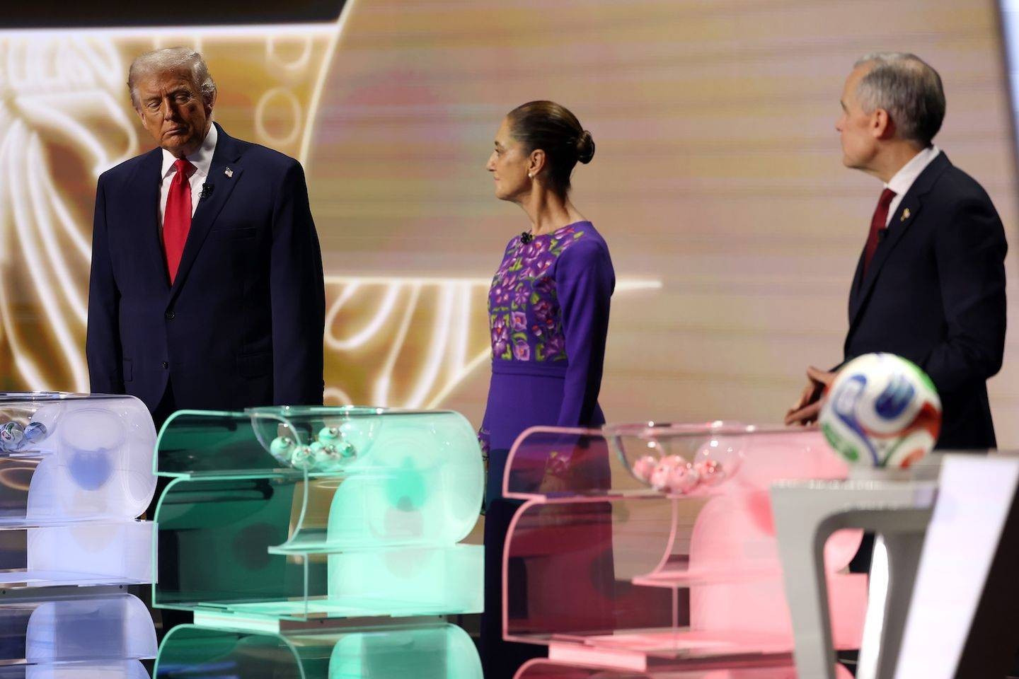 Buổi lễ bốc thăm đã chính thức bắt đầu. 