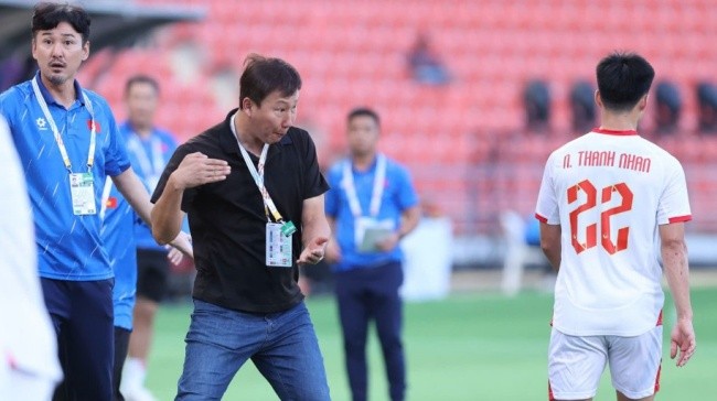 HLV Kim Sang-sik chỉ đạo ngoài đường biên.