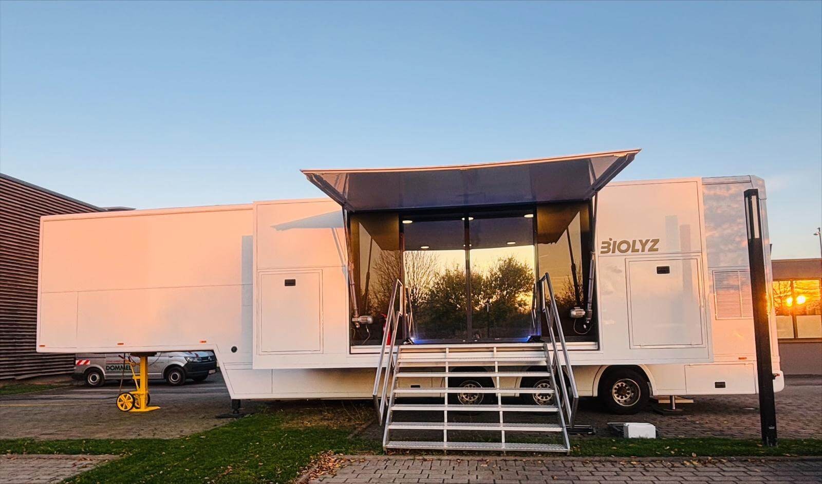 Phòng thí nghiệm di động độc lạ ở khuôn viên sân tập Dortmund