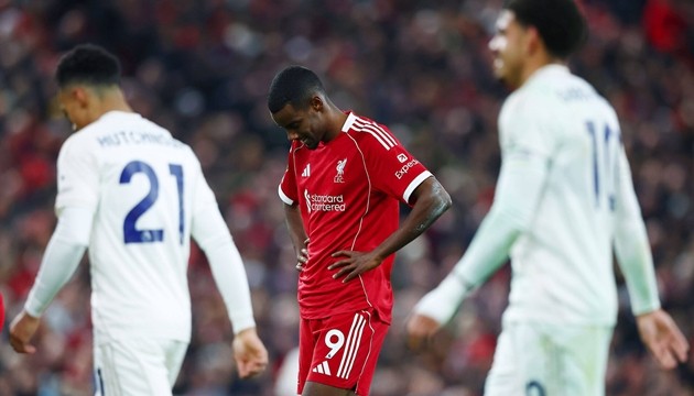 Slot bảo vệ Isak, nhưng bản thân cựu sao Newcastle United cần phải chứng minh bản thân.