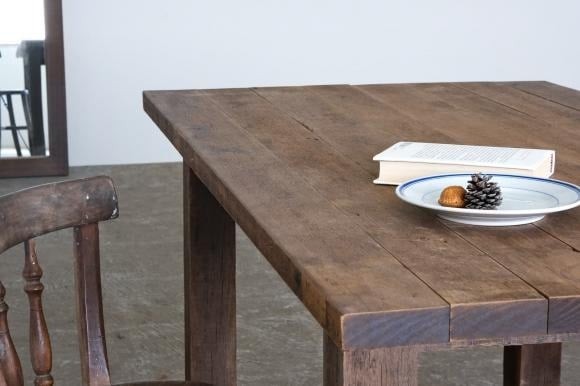 Tránh chất đồ linh tinh lên bàn: Bàn là “mặt tiền” của ngôi nhà; bừa bộn sẽ cản tài khí.

