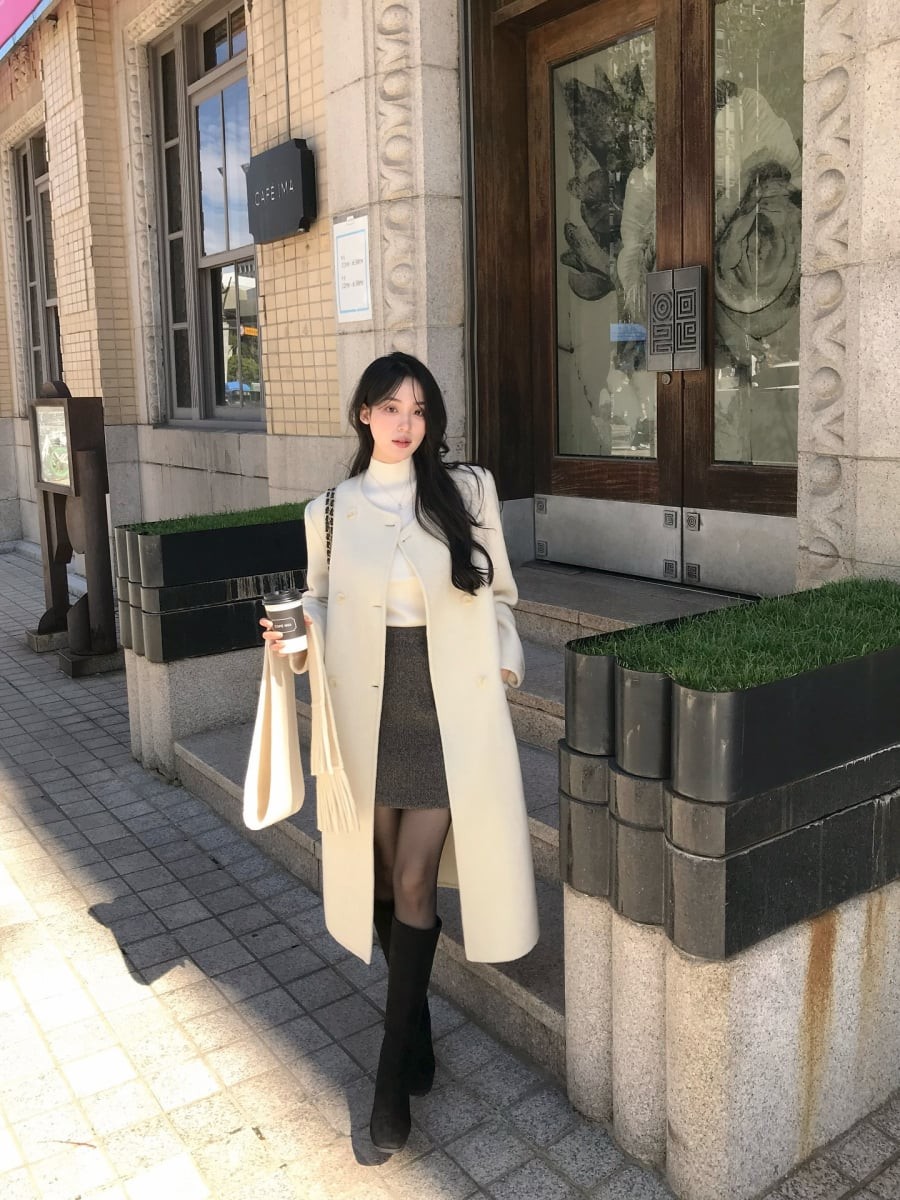 Khi theo đuổi sự tối giản, bạn chỉ cần kết hợp cùng áo len cổ lọ màu trung tính và quần suông là đủ tạo nên vẻ thanh thoát.