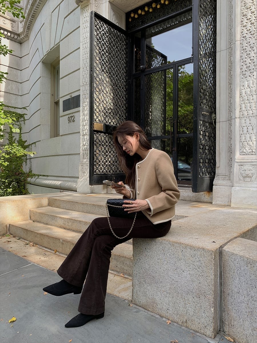 Nếu áo dạ dáng dài mang vẻ cổ điển thì áo dạ dáng ngắn lại tạo cảm giác hiện đại và năng động hơn.