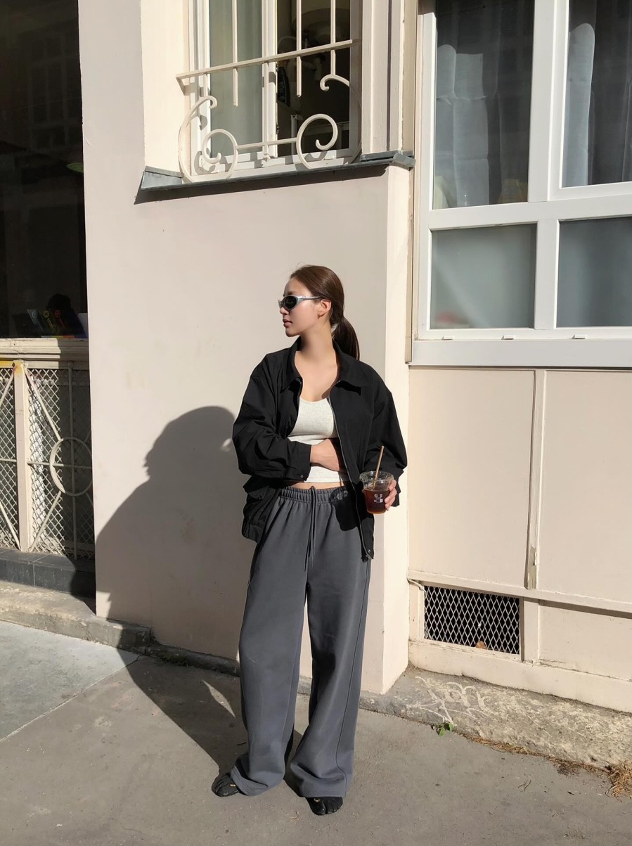 Với thiết kế ngắn hơn, áo khoác ngắn giúp tạo điểm nhấn ở phần eo hoặc hông, mang lại cảm giác cơ thể cân đối và thanh thoát hơn.